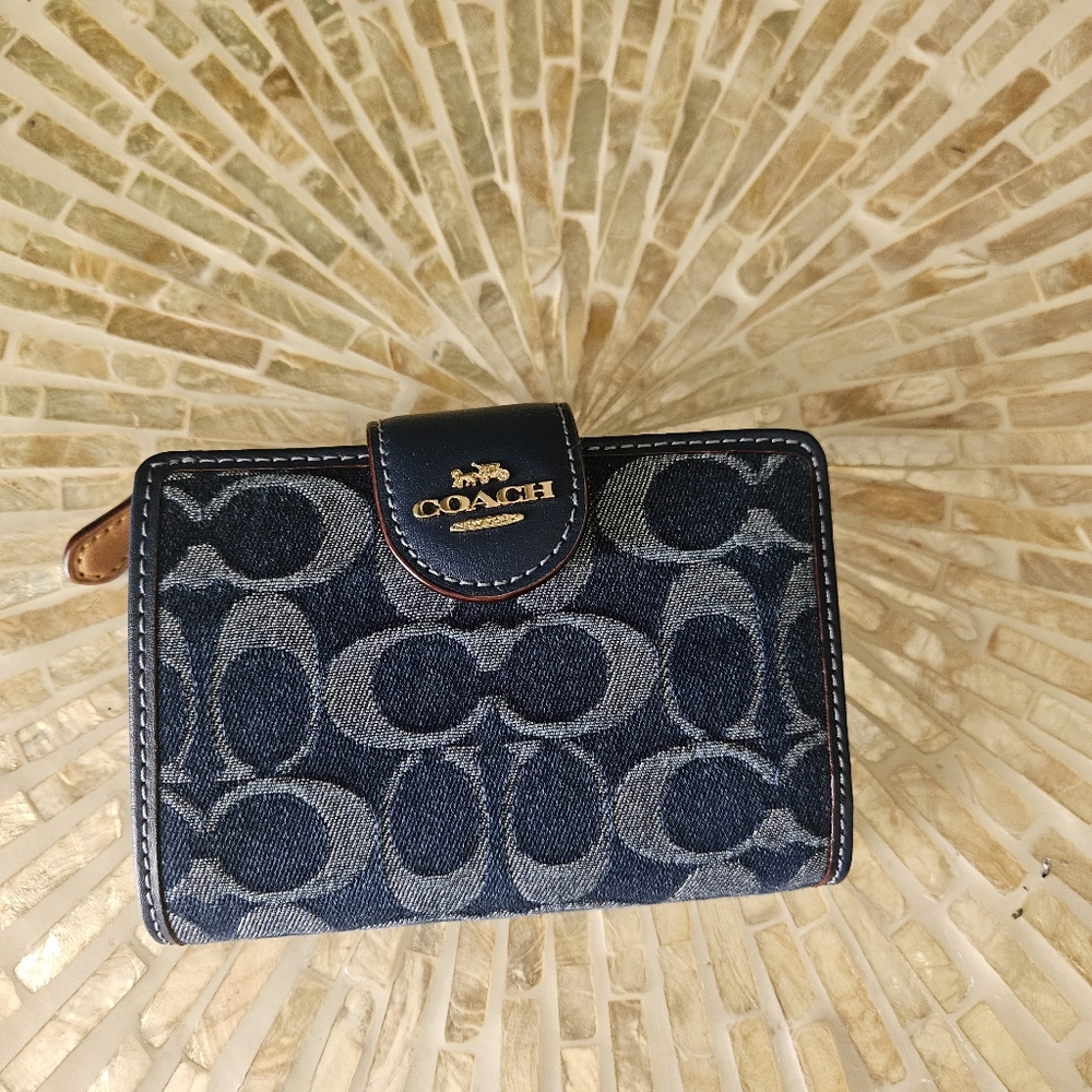 ❌SOLD ON ANOTHER PLATFORM❌👖Coach Medium Corner Zip Wallet In Signature Denim